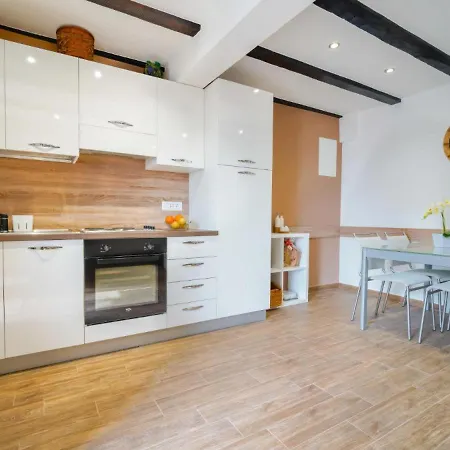 Apartman Ema Janjetici, * Lovran